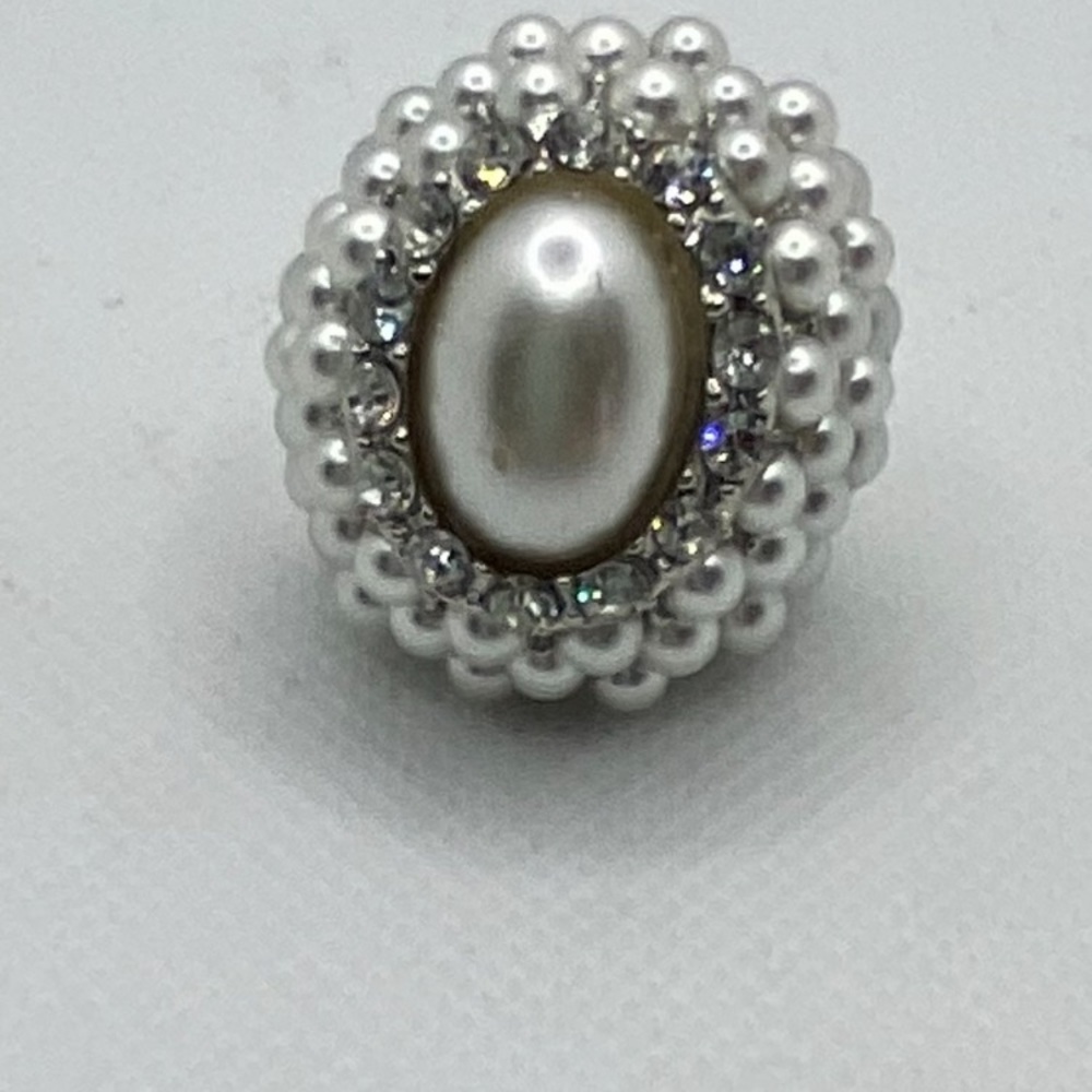 White pearl stretch ring! - Picture 2 of 5
